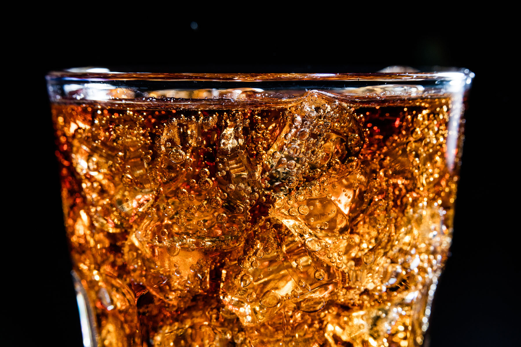 Shredded Ice London | Glass with soft cola drink, ice and bubles | The Ice Factory